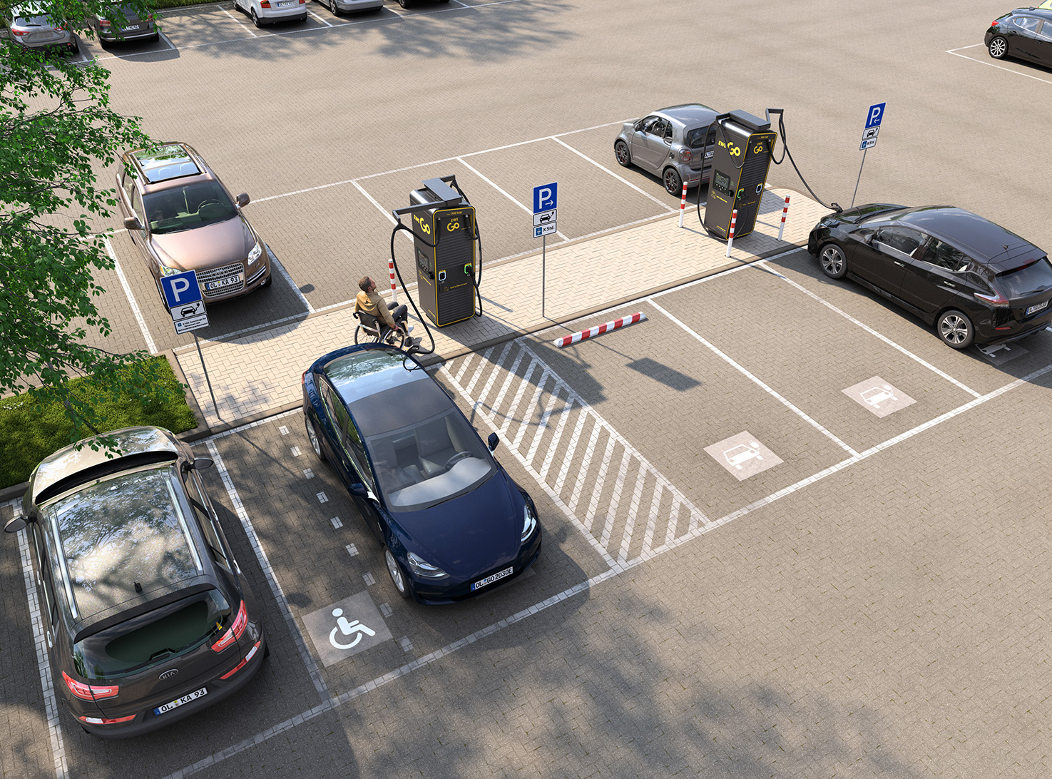 Das Bild zeigt einen Parkplatz. Es sind diverse Autos in den markierten Bereichen geparkt, darunter drei Elektroautos, die an den Ladestationen laden. Es gibt markierte Parkplätze, einschließlich eines Behindertenparkplatzes mit einem Symbol auf dem Boden. Die Umgebung ist gepflegt mit Bäumen und Grünflächen, die den Parkplatz umgeben, was auf eine städtische Umgebung hinweist, die Elektrofahrzeuge und Barrierefreiheit für Menschen mit Behinderungen berücksichtigt.