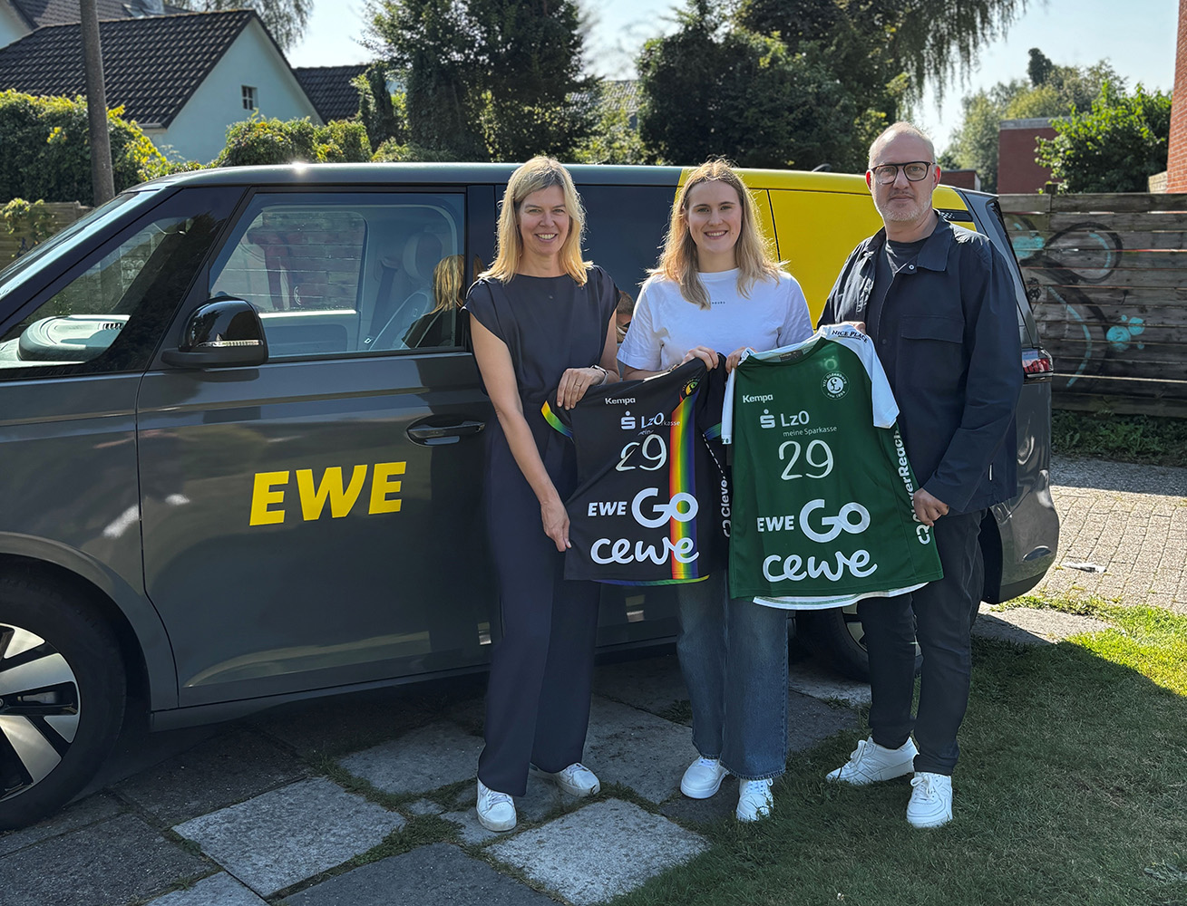 Präsentieren die Trikots mit EWE Go-Schriftzug für die kommende Saison: Tina Gehling, Leiterin Marketing bei EWE Go, Paulina Golla, Spielerin im 1. Bundesliga Handball Frauen-Team des VfL Oldenburg, und Frank Lachotta, Leiter Markenkommunikation & Sponsoring EWE AG.