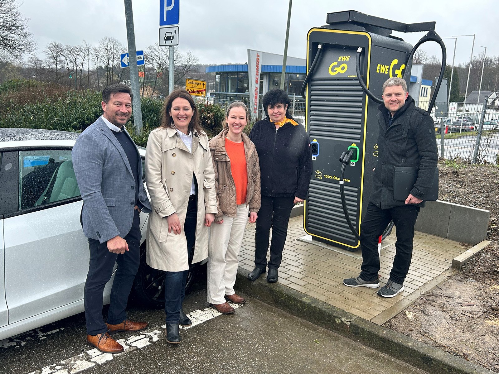 Bei McDonald's in Waldbröl gibt es jetzt eine Schnellladesäule für E-Fahrzeuge. Junis Urban (McDonald's Restaurantleiter), Bürgermeisterin Larissa Weber, Anna Vossmann (EWE Go), Elena Kubrjak (McDoanld's Filialleiterin Waldbröl) und Rudolf Bergen (Mobilitätsmanager) freuen sich über die Lademöglichkeit.