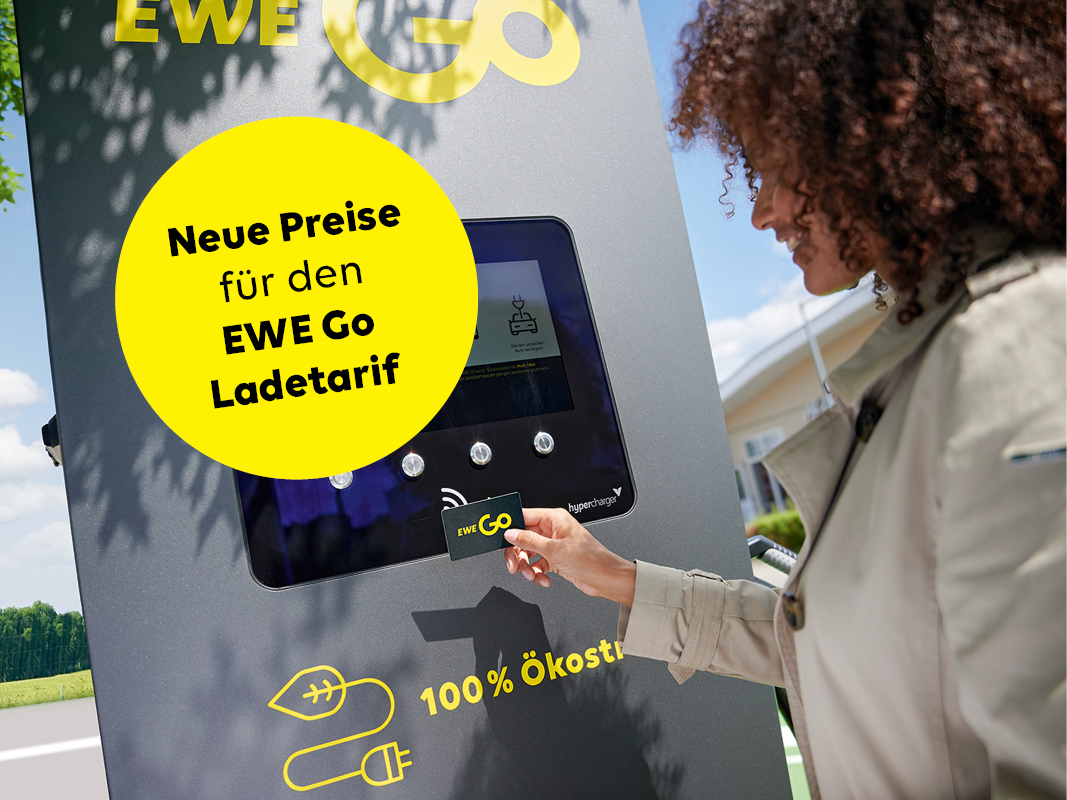 Das Bild zeigt eine Frau, die an einer Ladestation für Elektroautos steht und eine EWE Go-Ladekarte an das Lesegerät hält. Auf der Ladestation steht "EWE Go", sowie "100% Ökostrom". Auf dem Bild ist ein gelber Störer mit der Aufschrift "Neue Preise für den EWE Go Ladetarif" abgebildet.